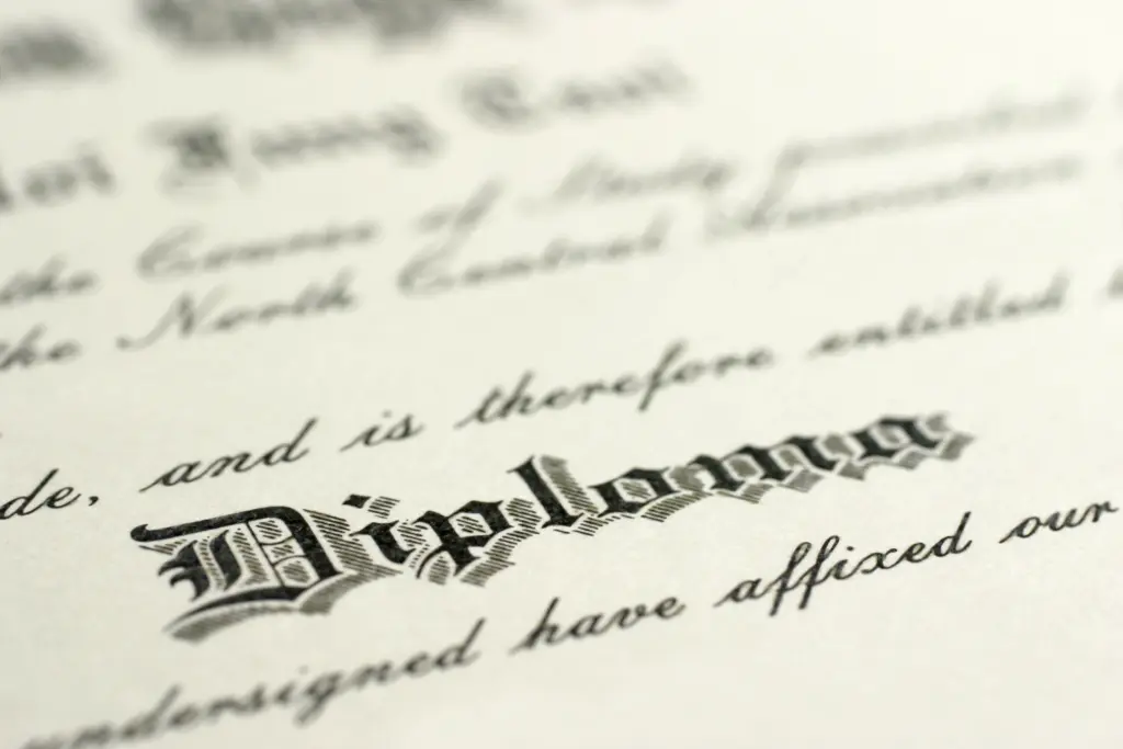 Un primer plano de un diploma del Colegio de Abogados del Estado.