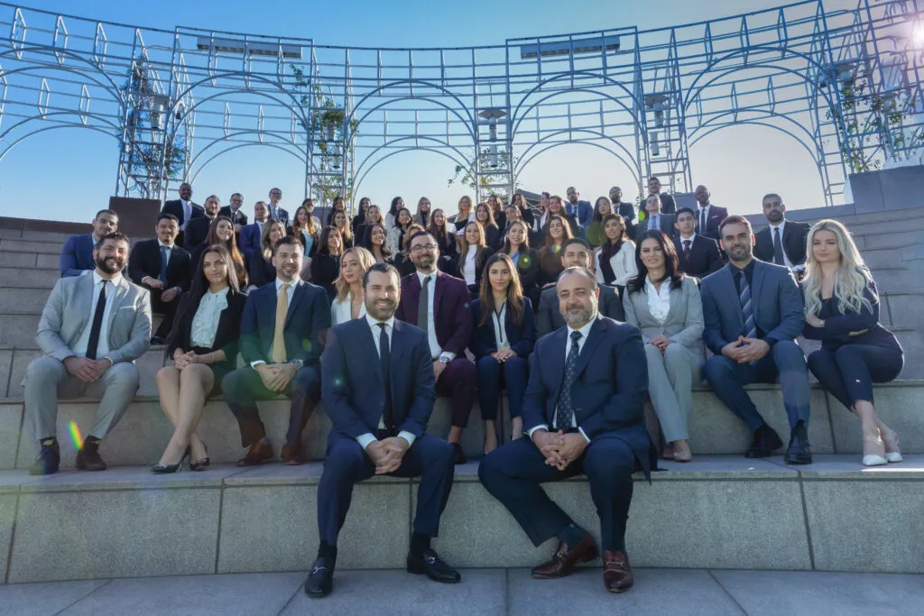 El equipo de Abogados de la Costa Oeste posando para una foto en grupo.