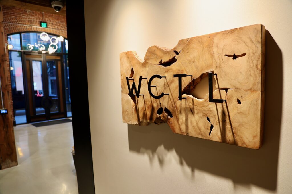 Decoración de madera con letras "WCTL" en la ubicación principal de ACO.