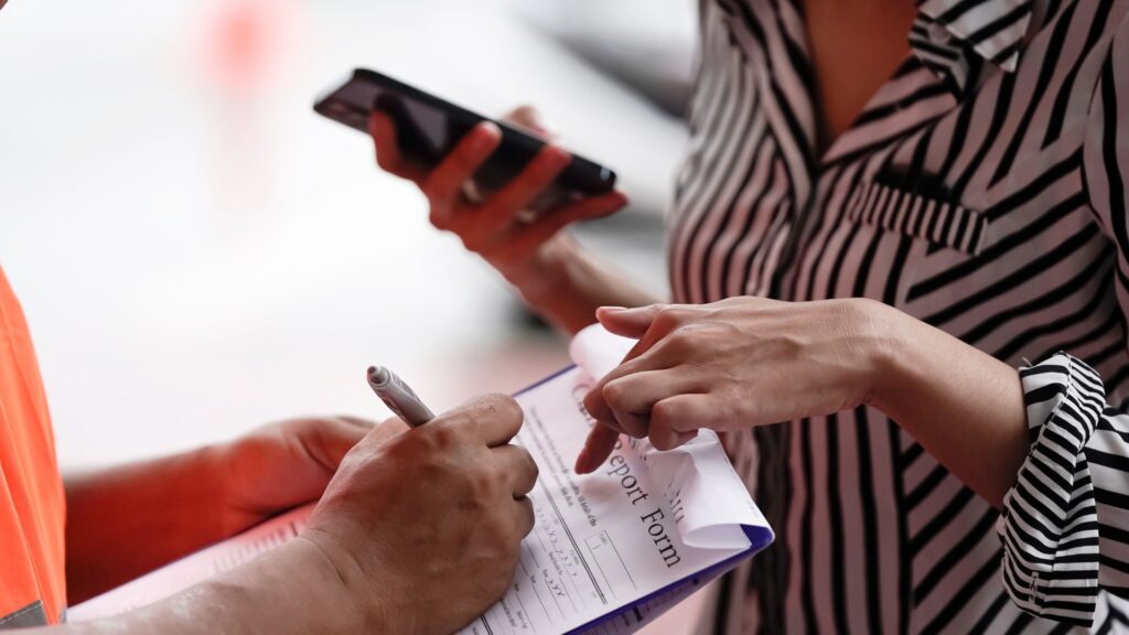Señora dando detalles a un oficial después de sufrir un accidente.