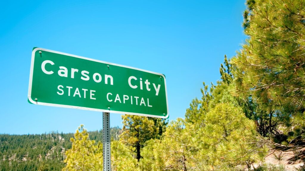 Señal de autopista que lee, "Carson City".