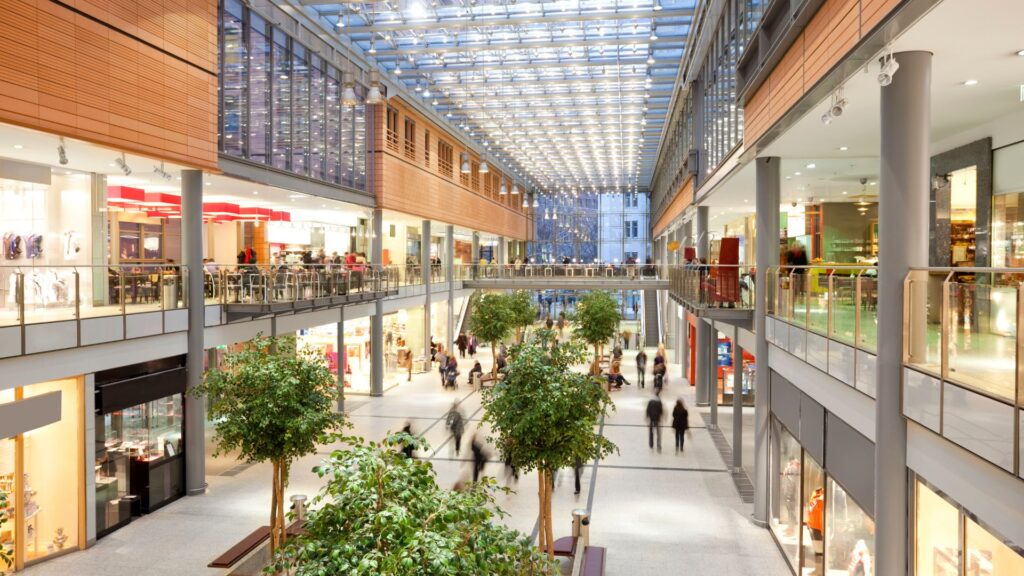 Adentró de un centro comercial moderno.