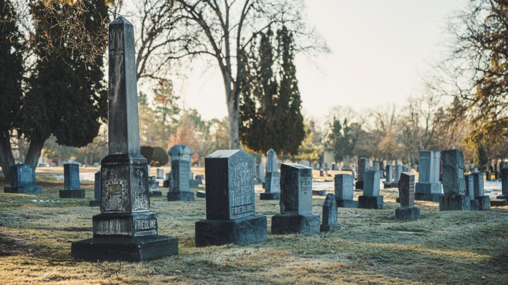 Varias piedras sepulcrales en un cementerio.