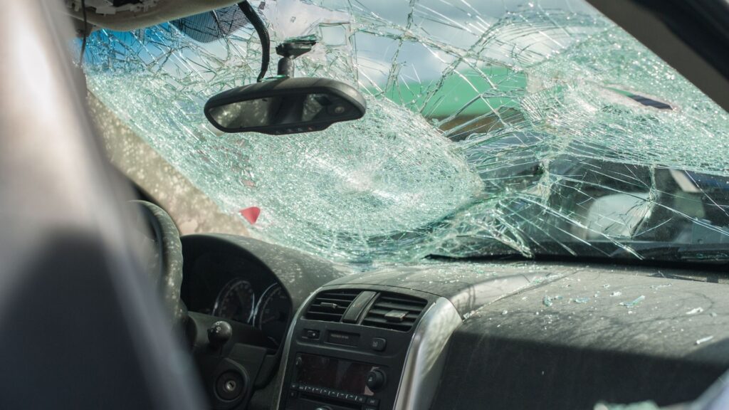 El parabrisas quebrado de un carro.