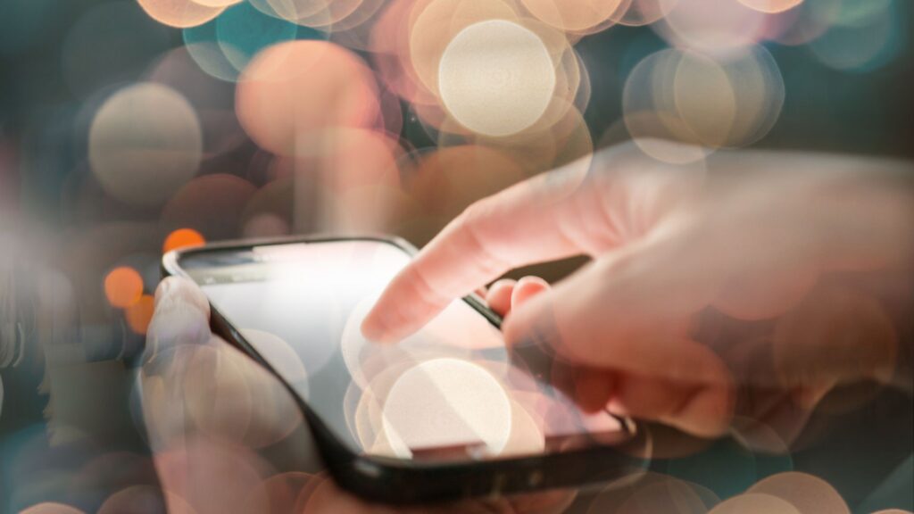 Vista cercana de una persona usando su celular.