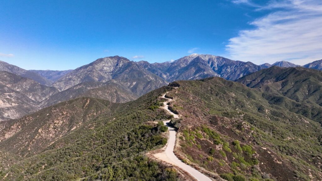 Vista aérea de Glendora Ridge Road y sus montañas.