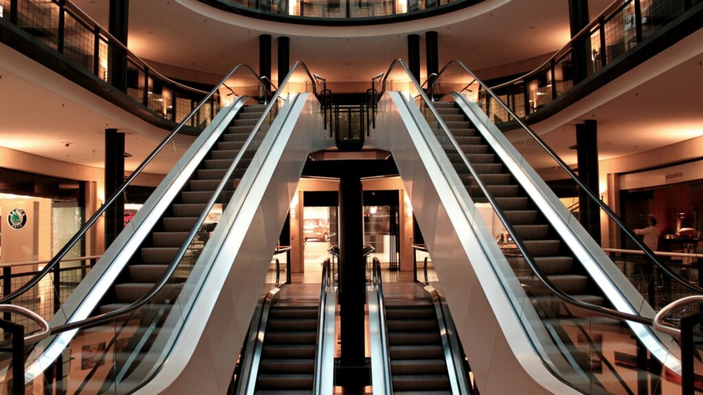 Las escaleras de un centro comercial.