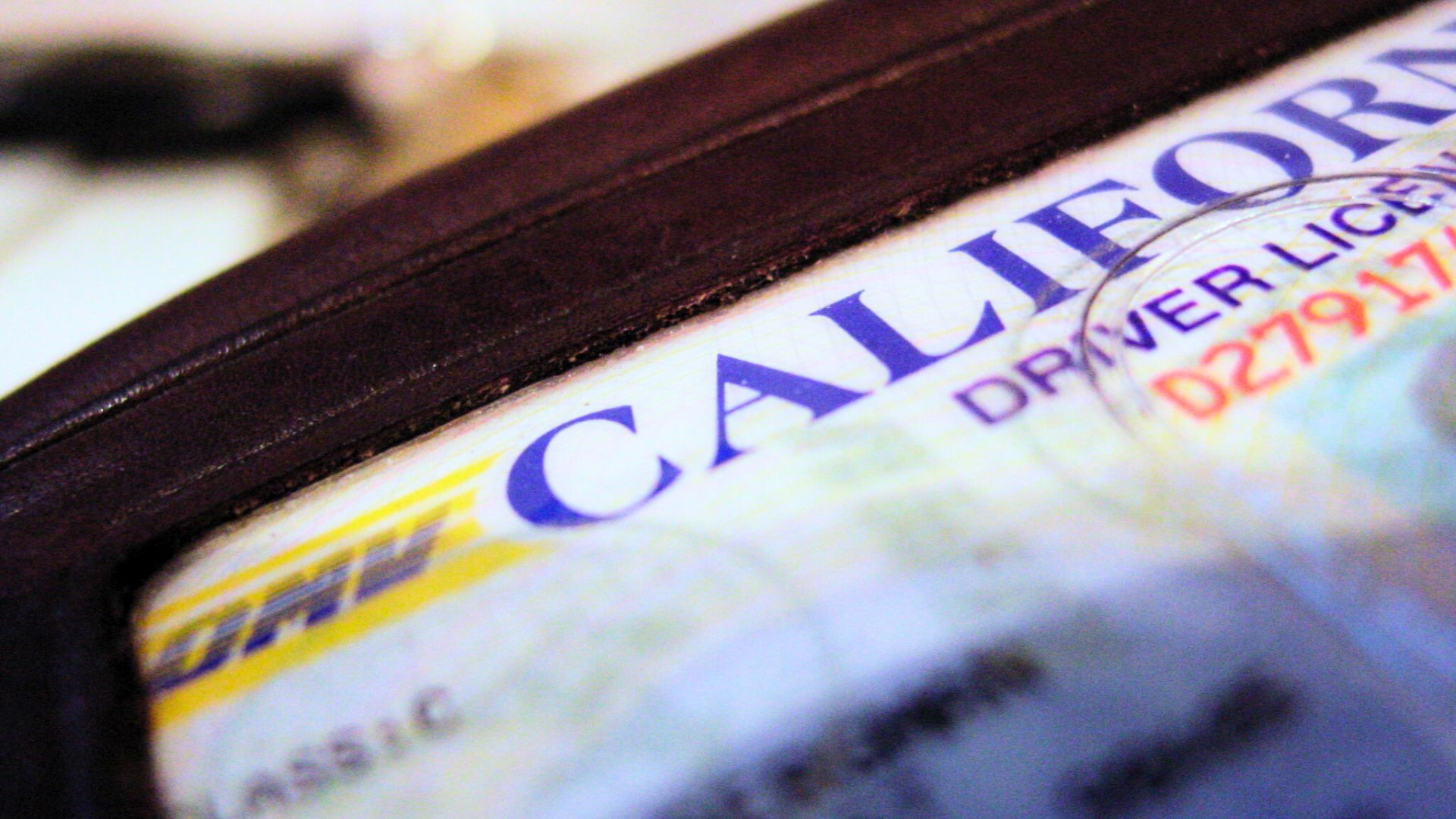 Primer plano de una licencia de conducir de California