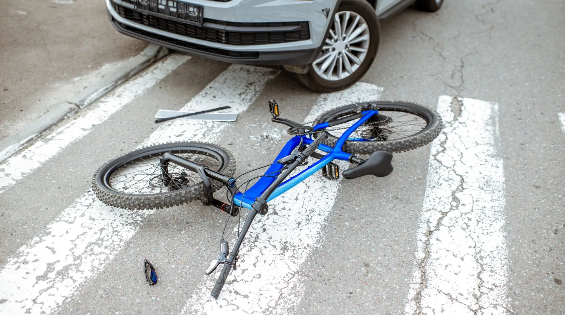 Un accidente de bicicleta en medio de la carretera.