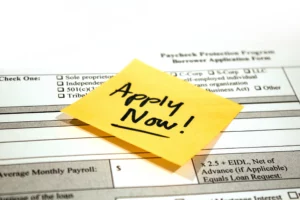 A sticky note that says "apply now" on an application