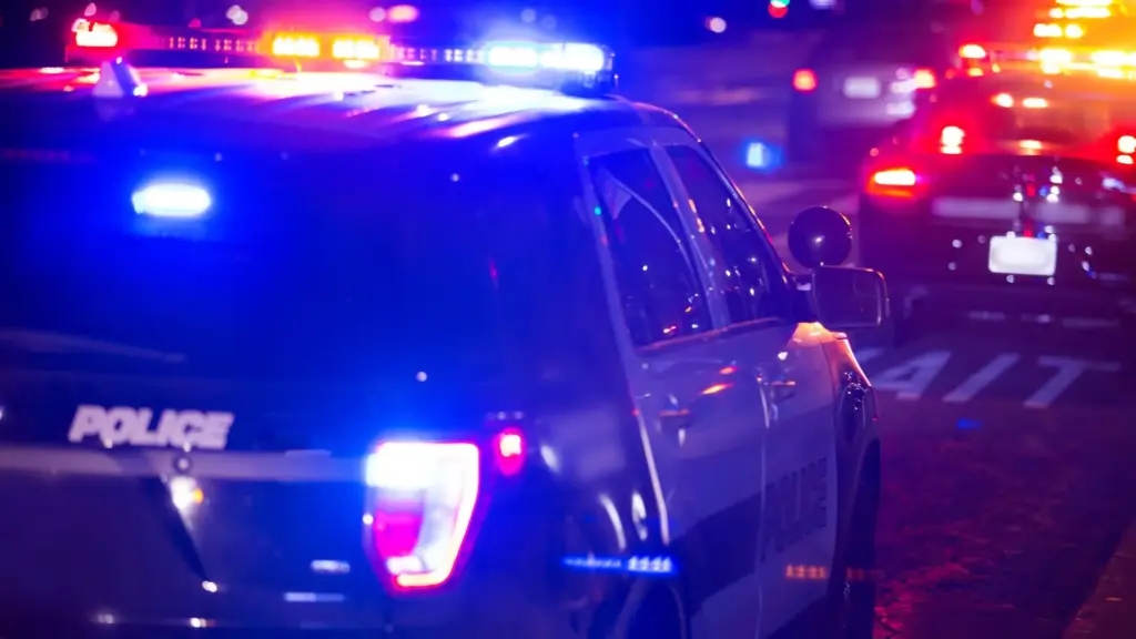 Una patrulla policial deteniendo un auto.