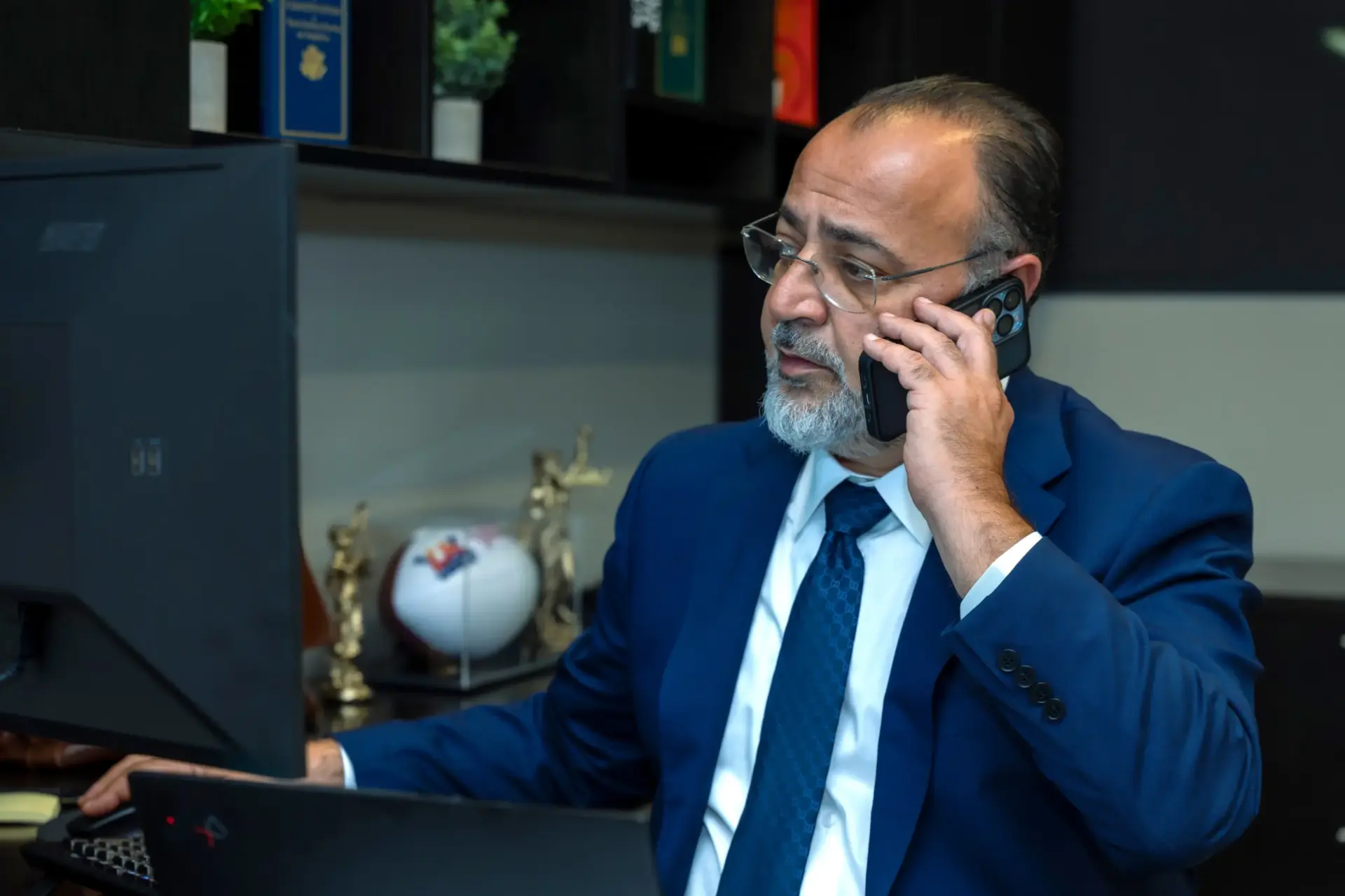 Un abogado está hablando por teléfono con un cliente.