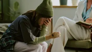 Una mujer llorando con un brazo protésico.