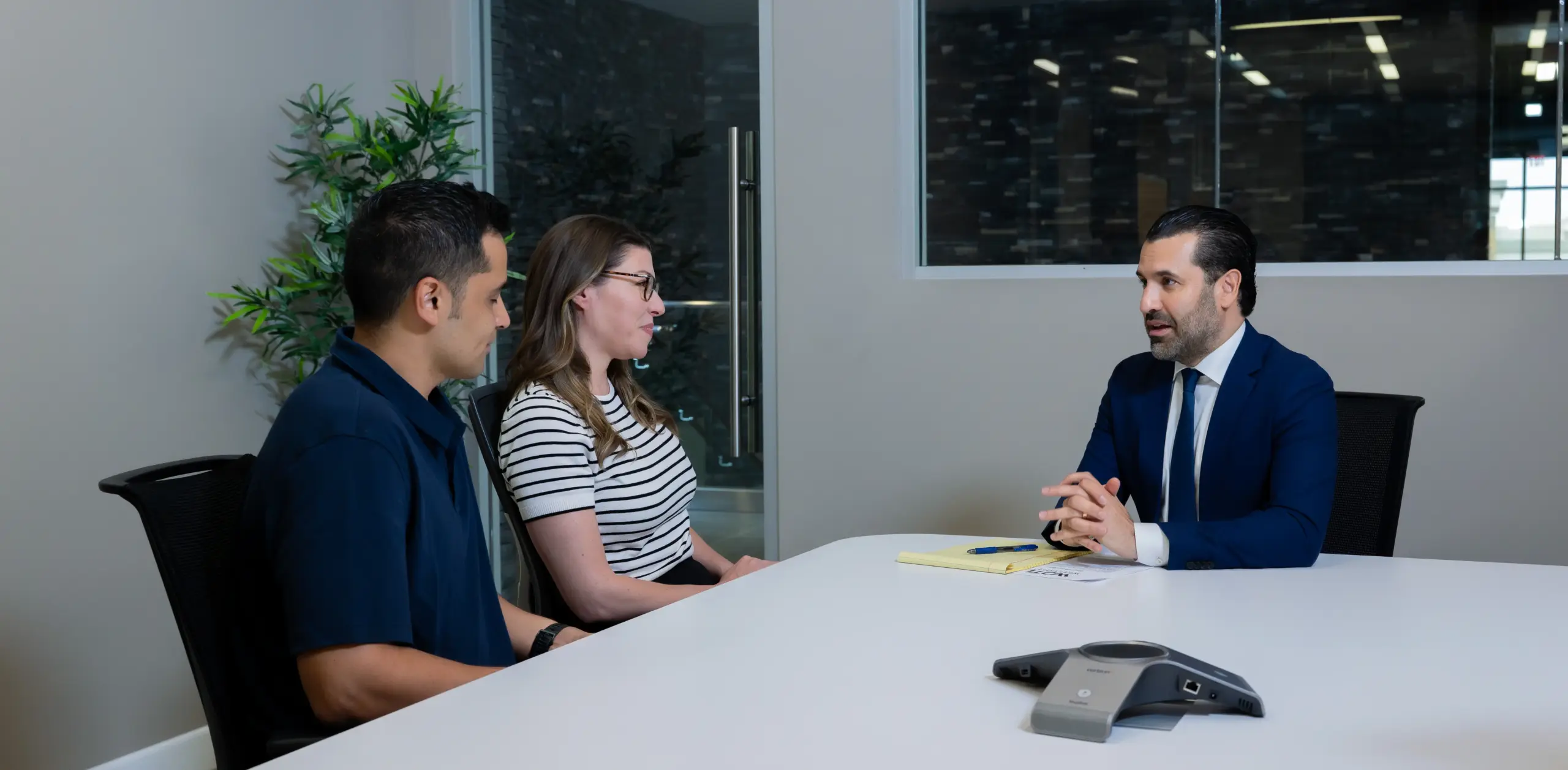 Neama hablando con un par de clientes.
