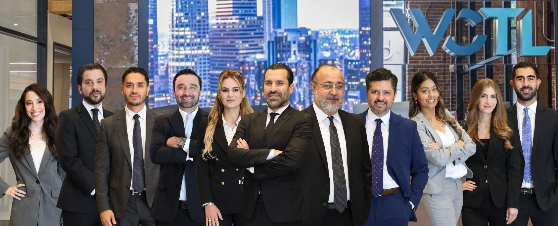 Una fila de abogados de ACO.