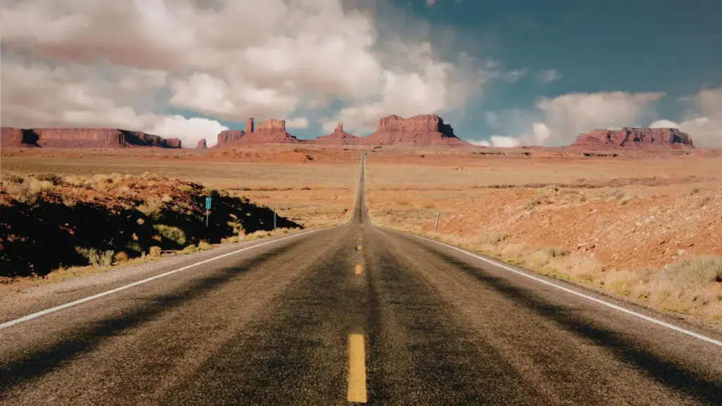 A large open stretch of freeway along the Arizona desert.