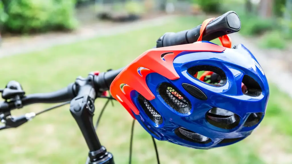 ¿Es Ilegal Andar en Bicicleta Sin Casco en California?